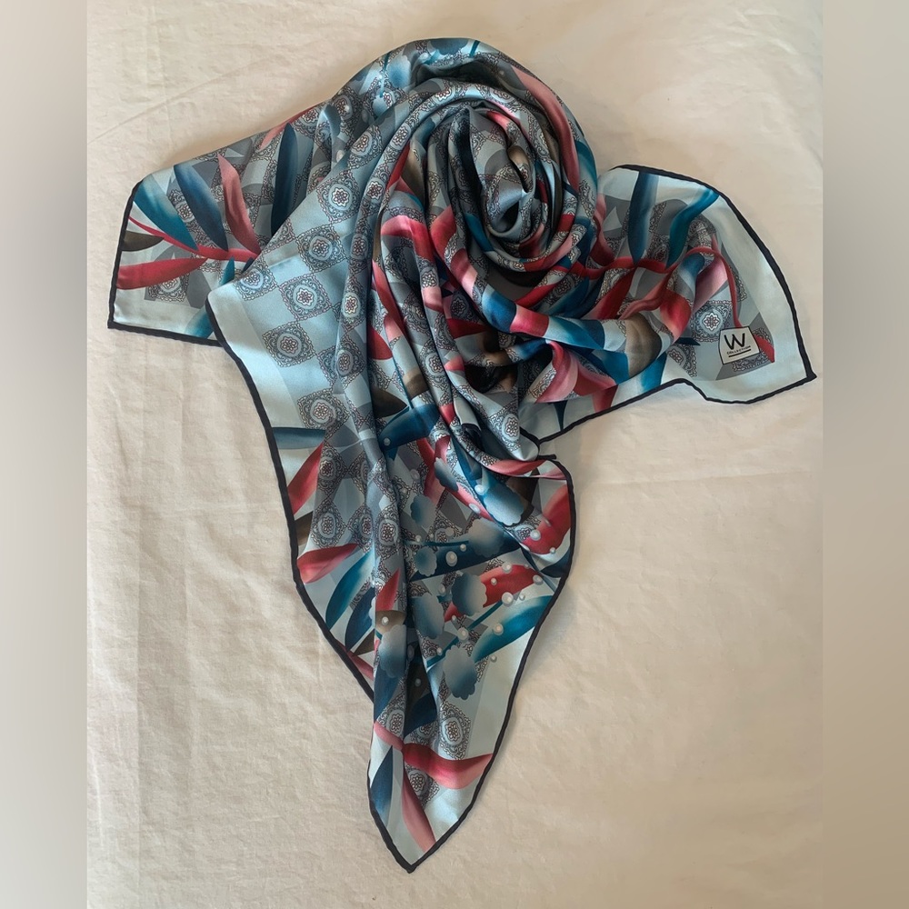 🤑🤑100% silk W Collection scarf Blue red and tan leaves, antique floral designs